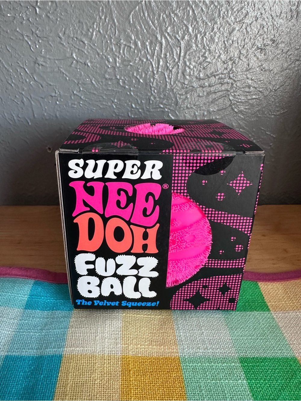 Super NeeDoh Fuzz Ball - Bright Pink